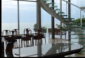 泰國海邊別墅玻璃幕墻、夾層玻璃旋轉樓梯